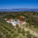 Oliveto Semesterbostad Smilcic